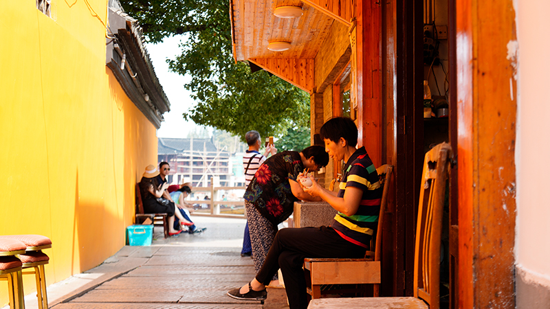 Relax and enjoy local snack in Zhujiajiao