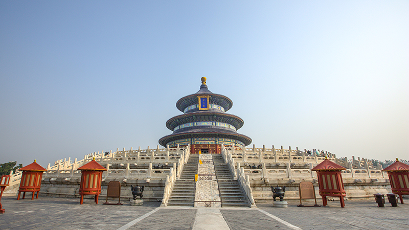 Admire the Temple of Heaven from far distance