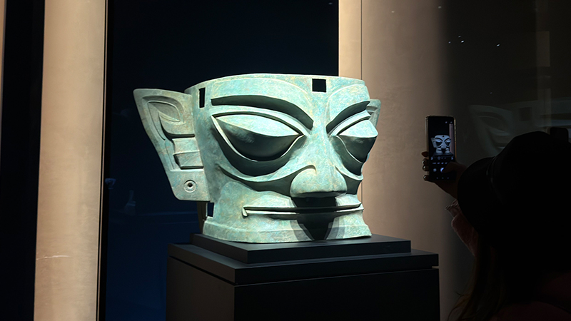 Huge bronze mask in Sanxingdui Museum