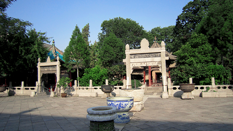 The sunlight falls into the courtyard of the mosque