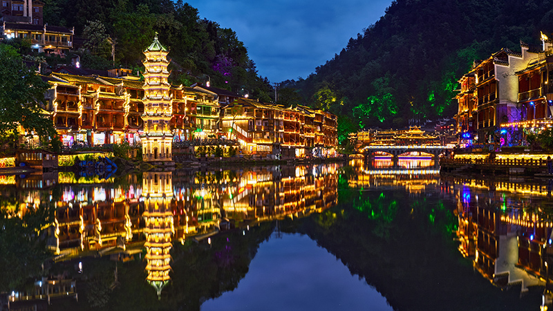 Admire Fenghuang Ancient Town at night
