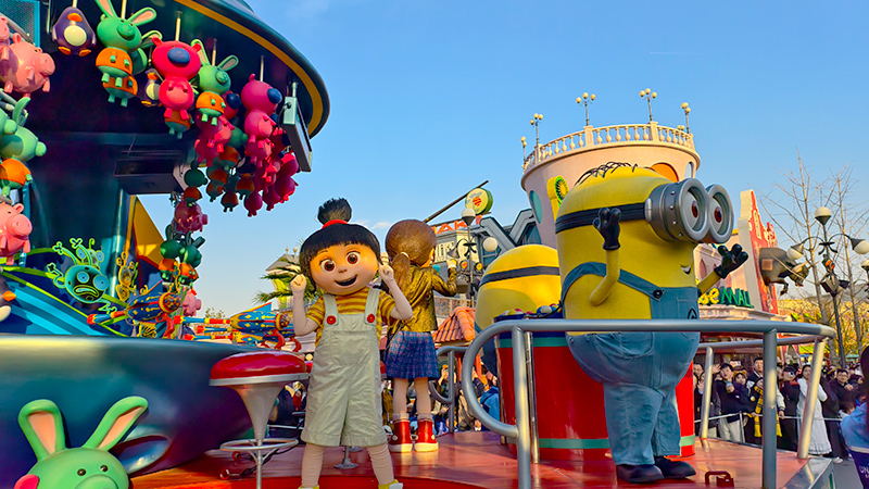 Minions and Agnes on the float