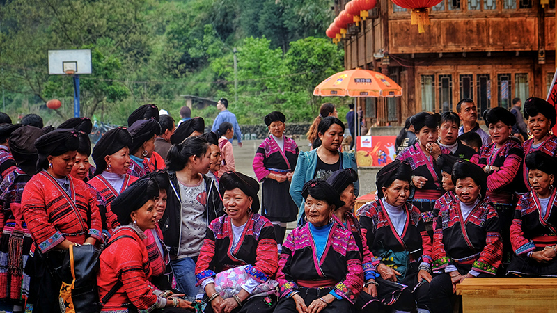 Yao women prepare for performance