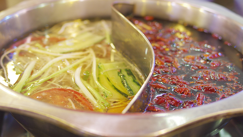 Yuanyang hot pot: spicy soup & mild soup