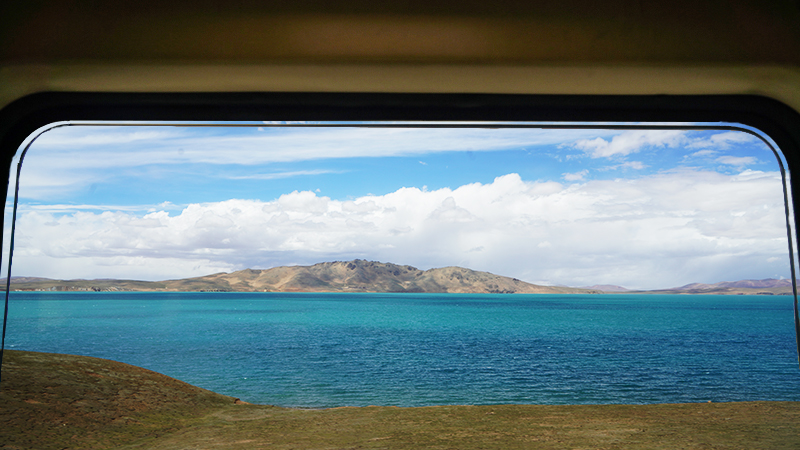 Enjoy the view of Tibetan plateau on the train