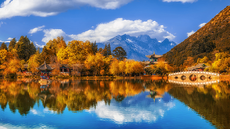  Autumn view of the Black Dragon Pool in Yunnan