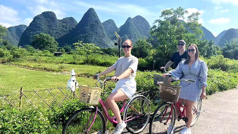 Our guests cycle in the countryside of Yangshuo