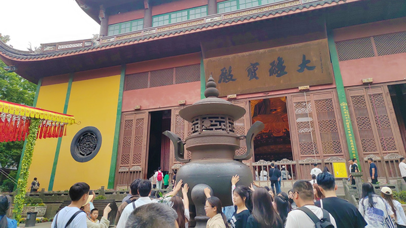 Prayer ritual in Lingyin Temple