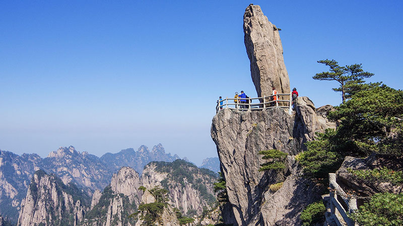 Enjoy the scenery on Mount Huangshan