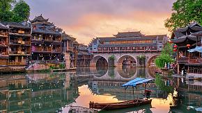 Admire the night view of Fenghuang Ancient Town