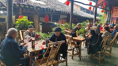 Local people have fun in Chengdu, Sichuan Province